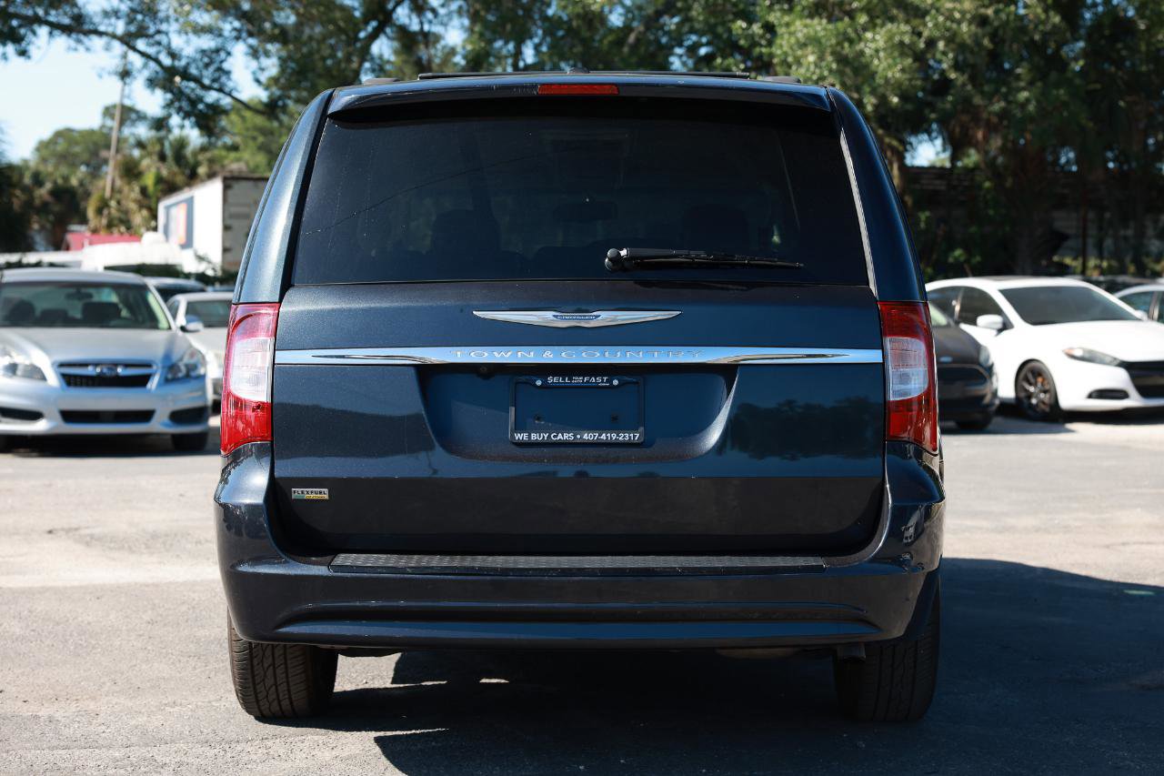 Used 2014 Chrysler Town & Country Touring FWD image 7