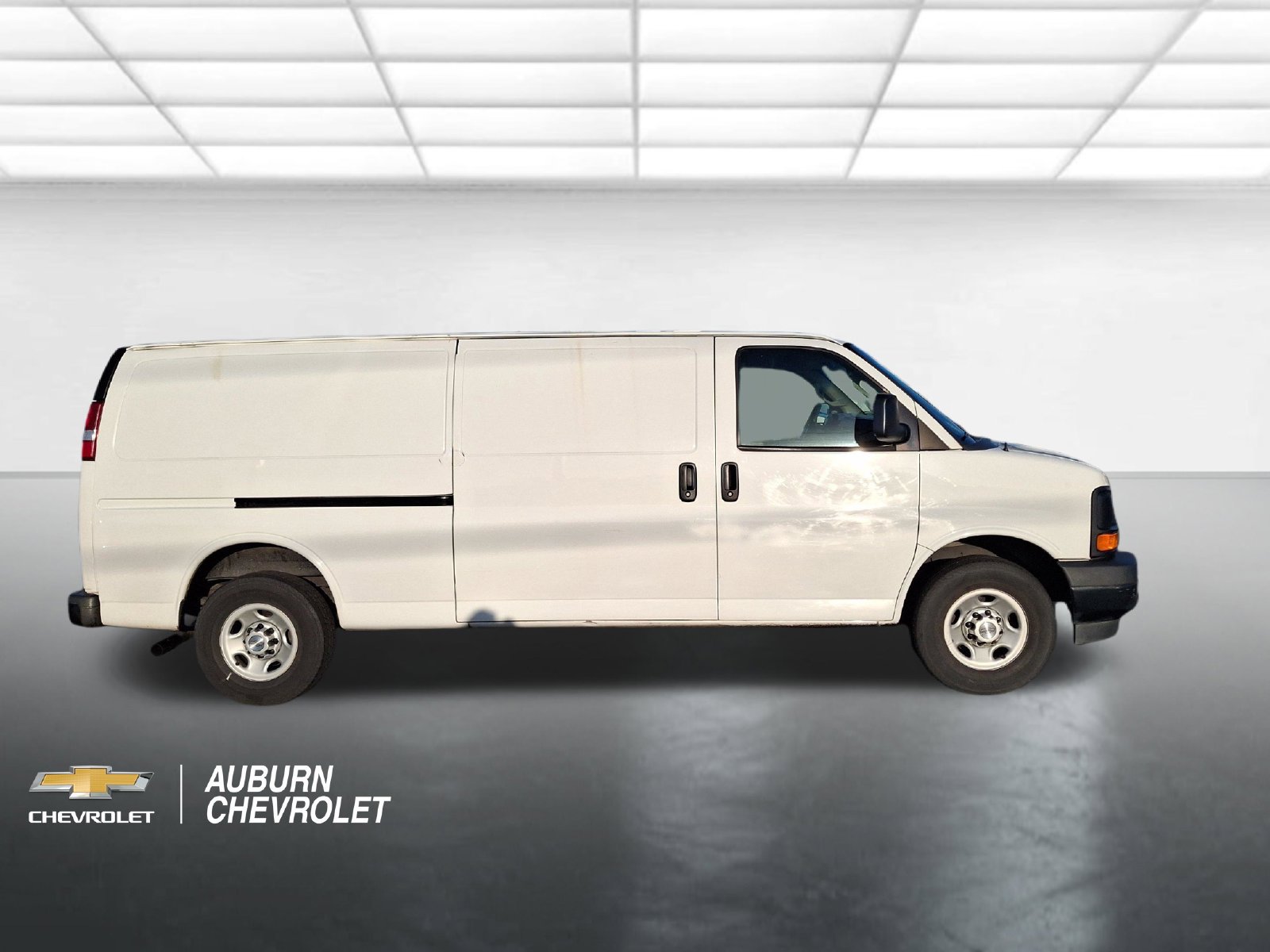 Used 2017 Chevrolet Express 2500 Extended RWD image 2
