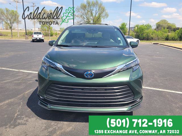 Used 2025 Toyota Sienna XLE w/ XLE Plus Package image 2