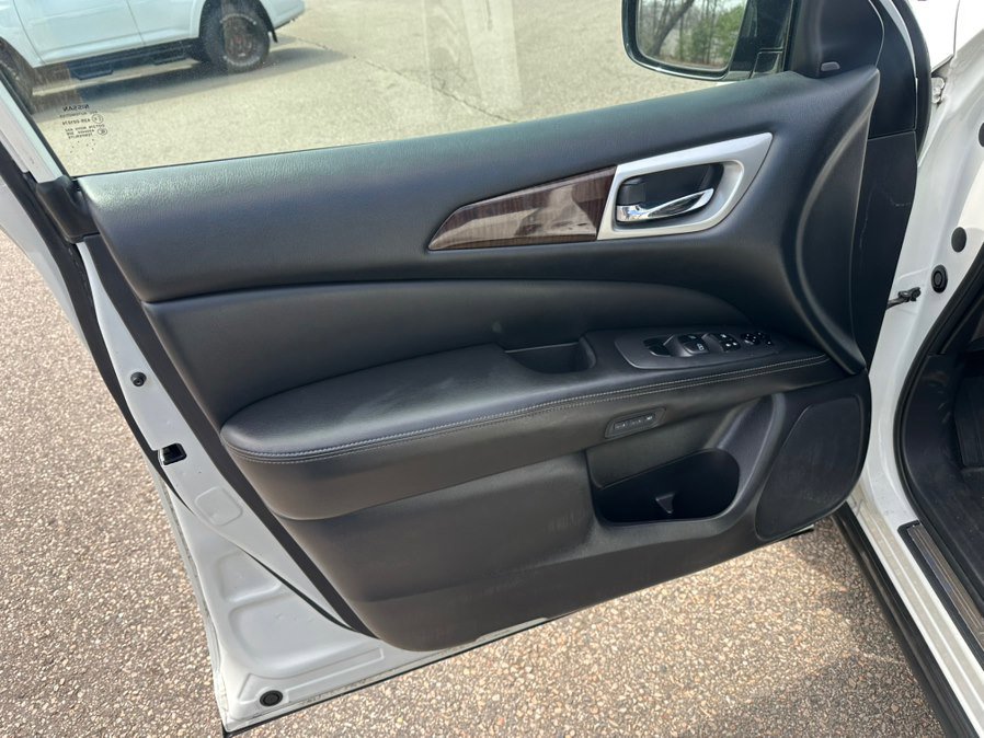 Used 2016 Nissan Pathfinder Platinum image 9