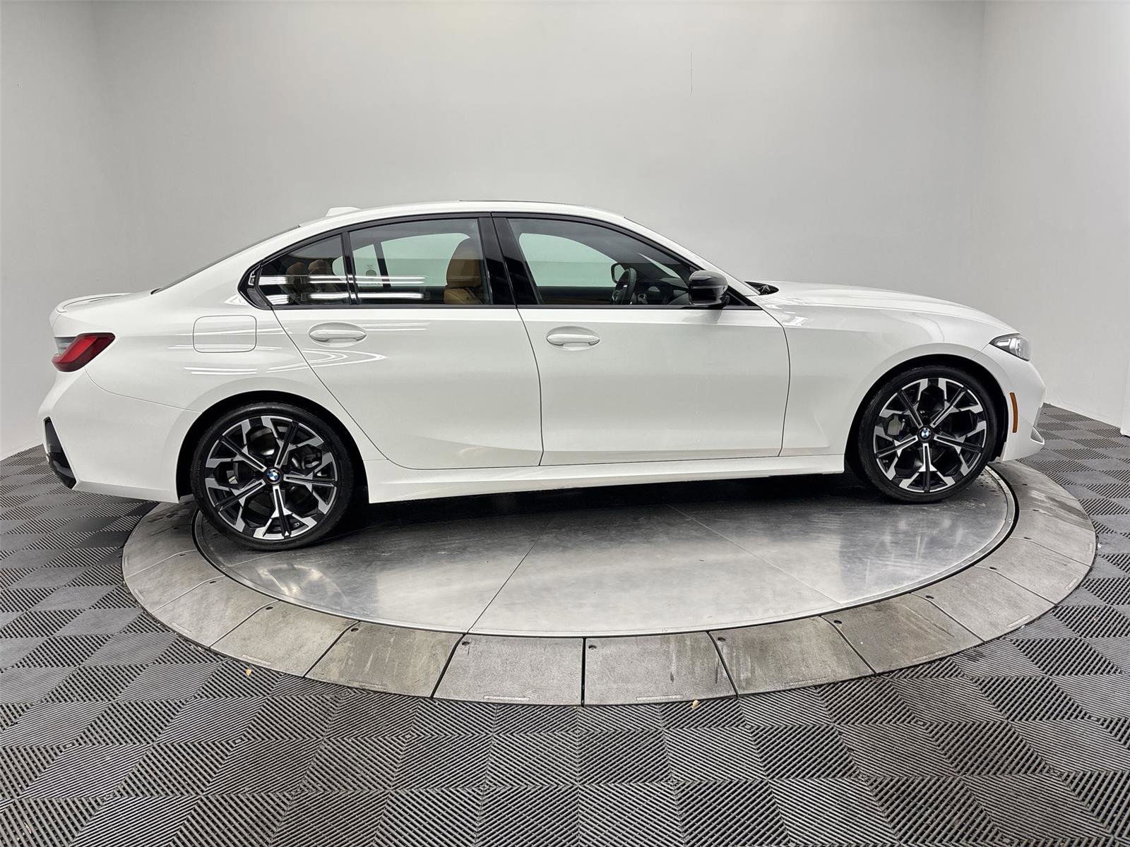 Used 2025 BMW 330i xDrive Sedan w/ M Sport Package AWD/4WD image 17