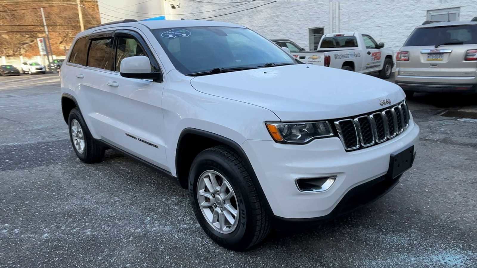 Used 2020 Jeep Grand Cherokee Laredo image 2