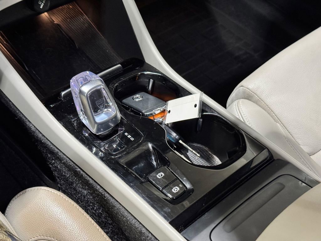 Used 2023 Volvo XC40 B5 Plus image 18