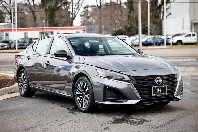 Used 2025 Nissan Altima 2.5 SV image 13