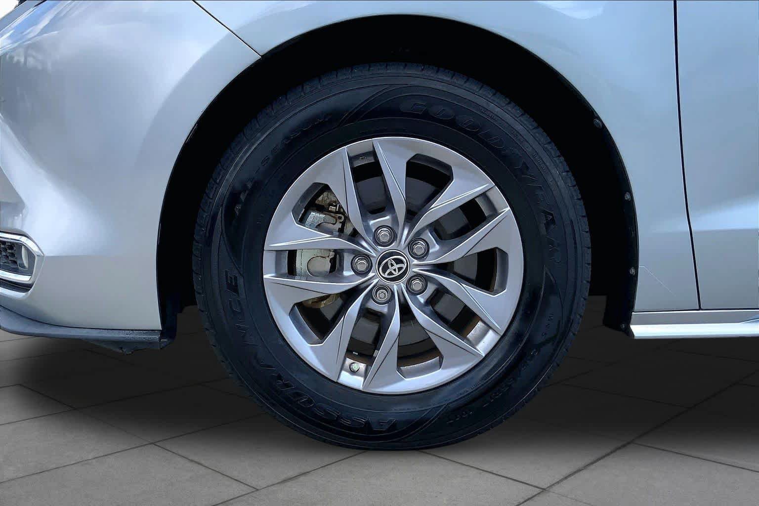 Used 2021 Toyota Sienna XLE FWD image 11