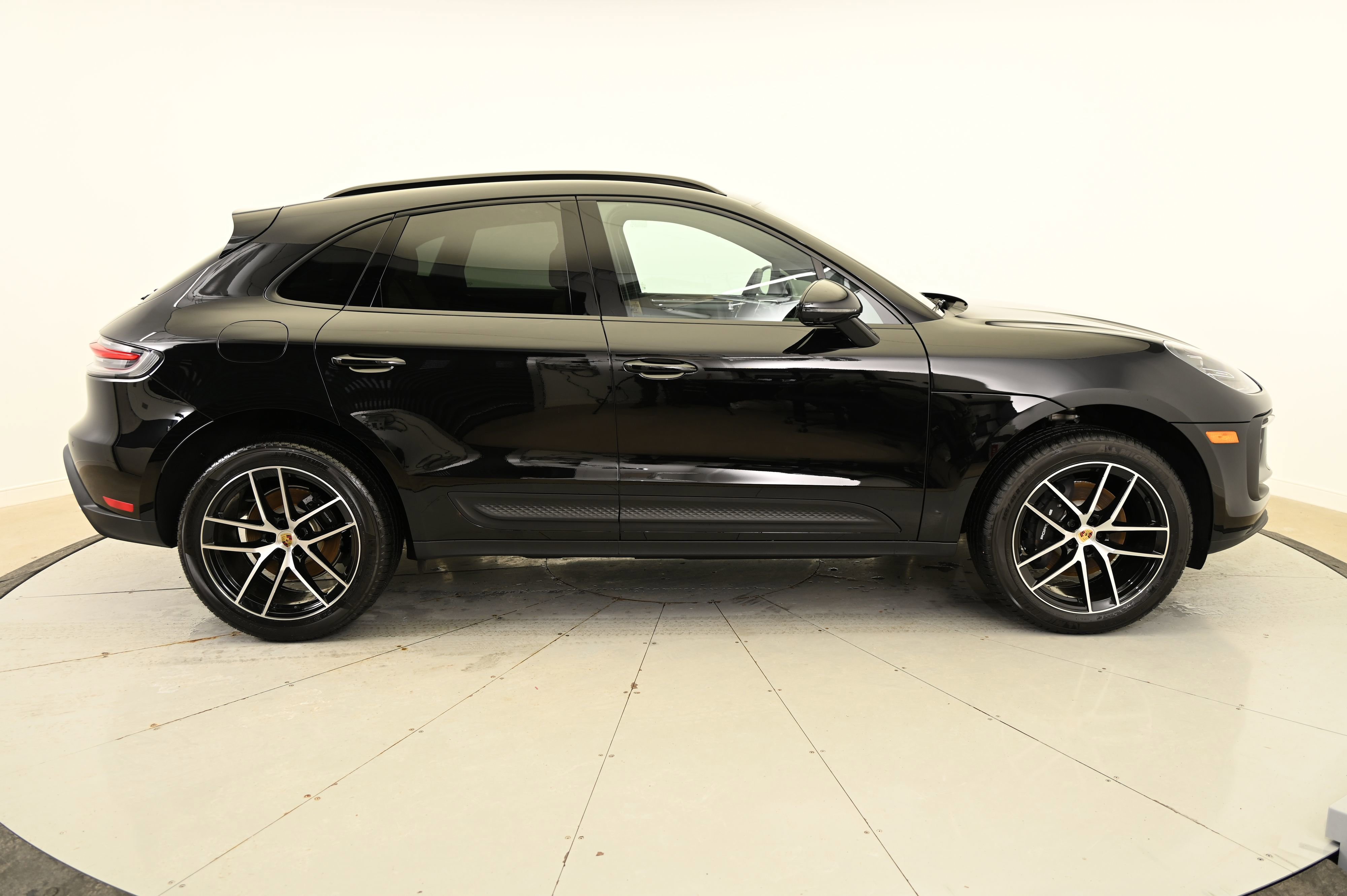Used 2025 Porsche Macan image 8