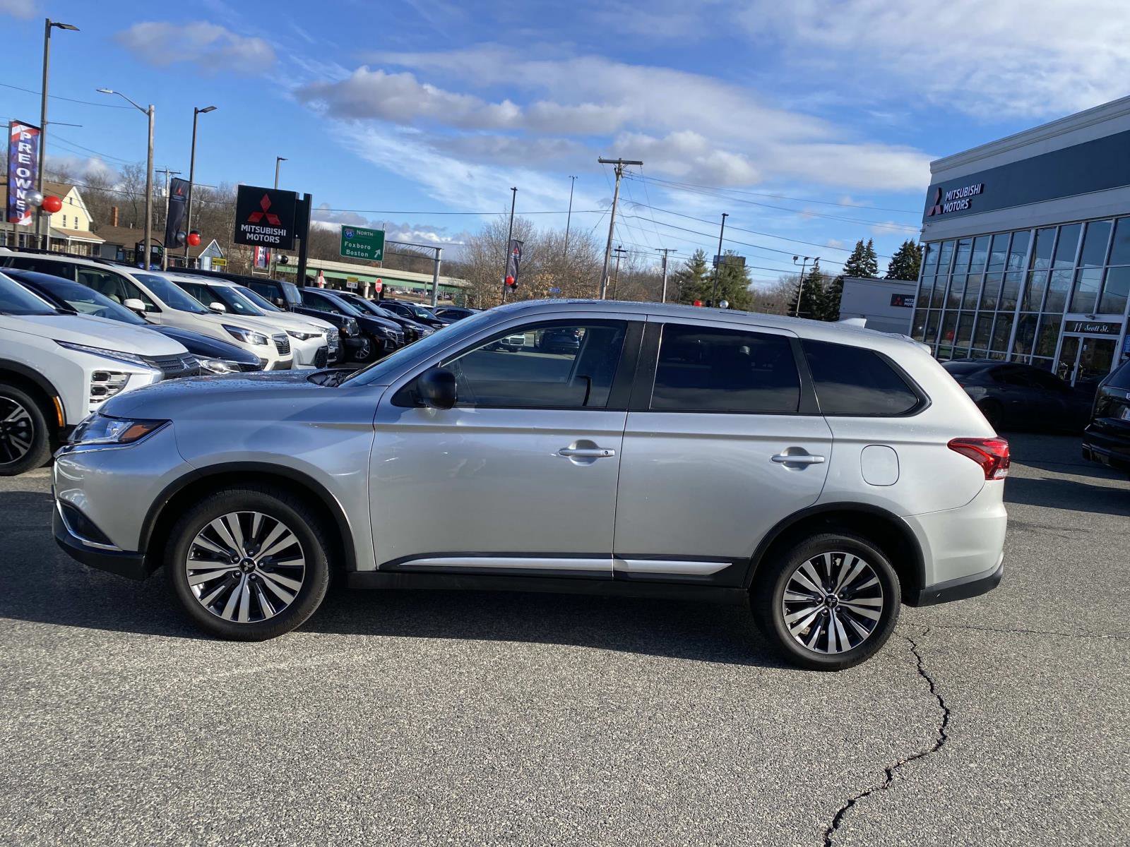 Used 2020 Mitsubishi Outlander ES image 2