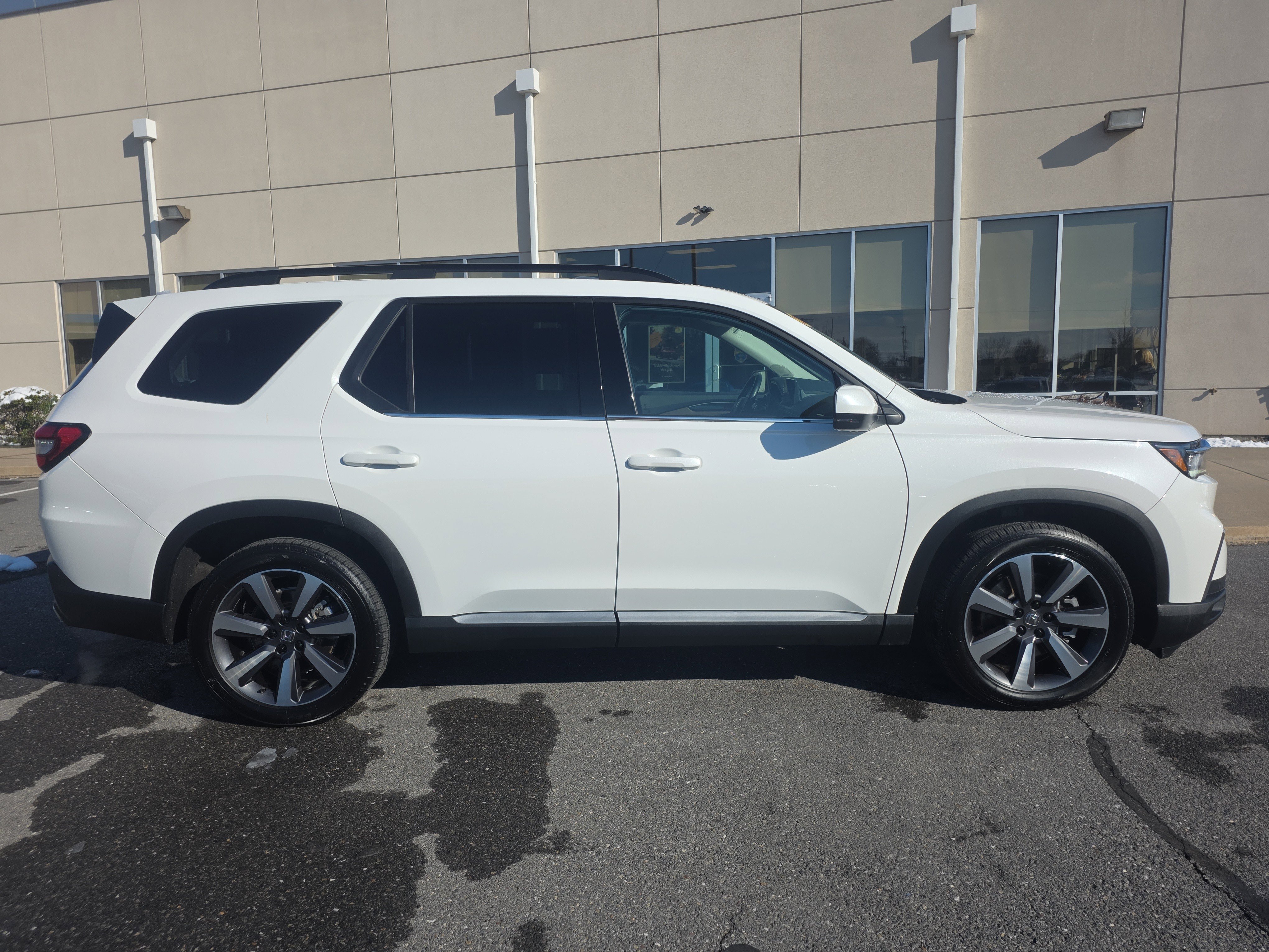 Used 2023 Honda Pilot Elite image 4