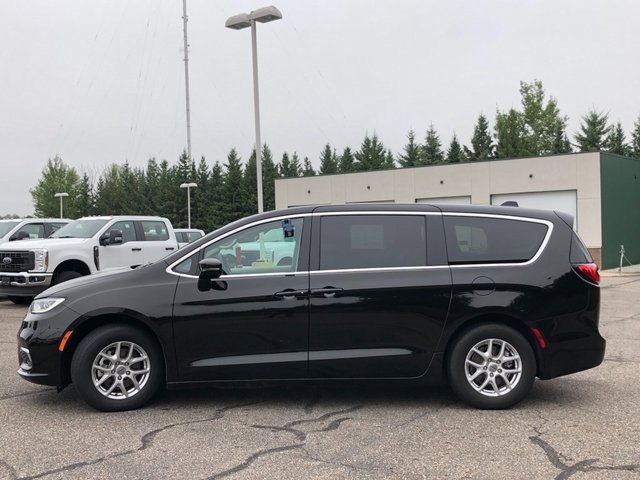 Used 2024 Chrysler Pacifica Touring-L image 21