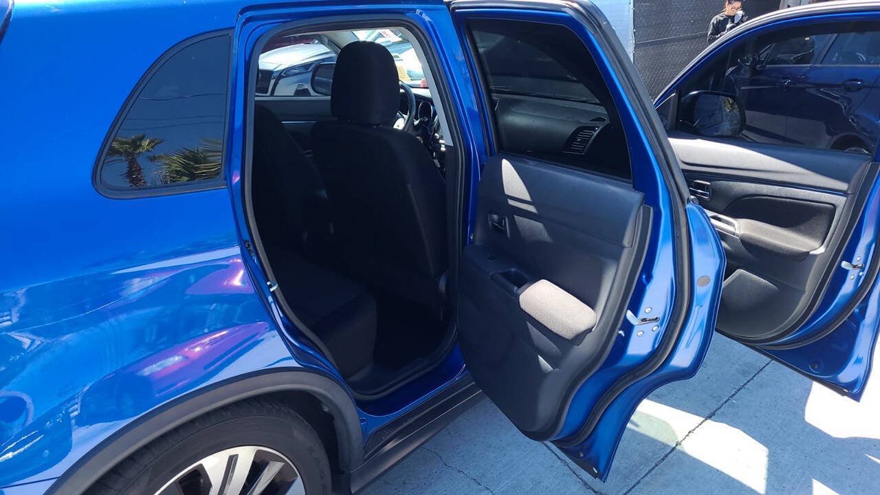 Used 2020 Mitsubishi Outlander Sport Black Edition FWD image 6