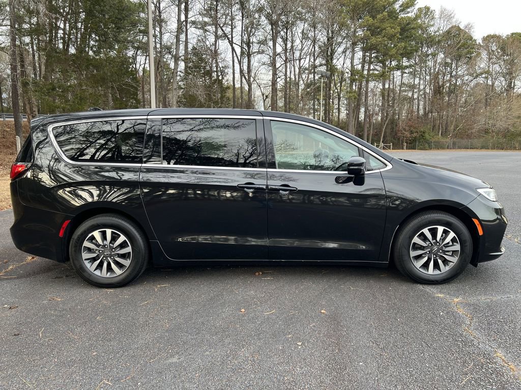 Used 2022 Chrysler Pacifica Touring-L image 2