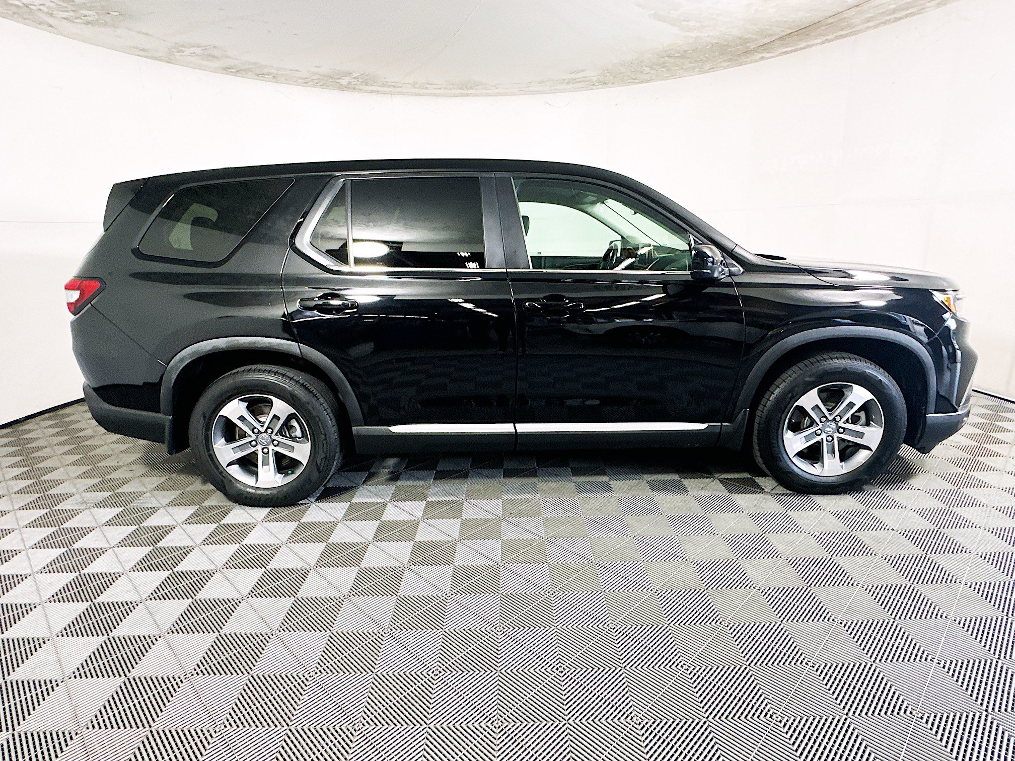 Used 2025 Honda Pilot EX-L image 2