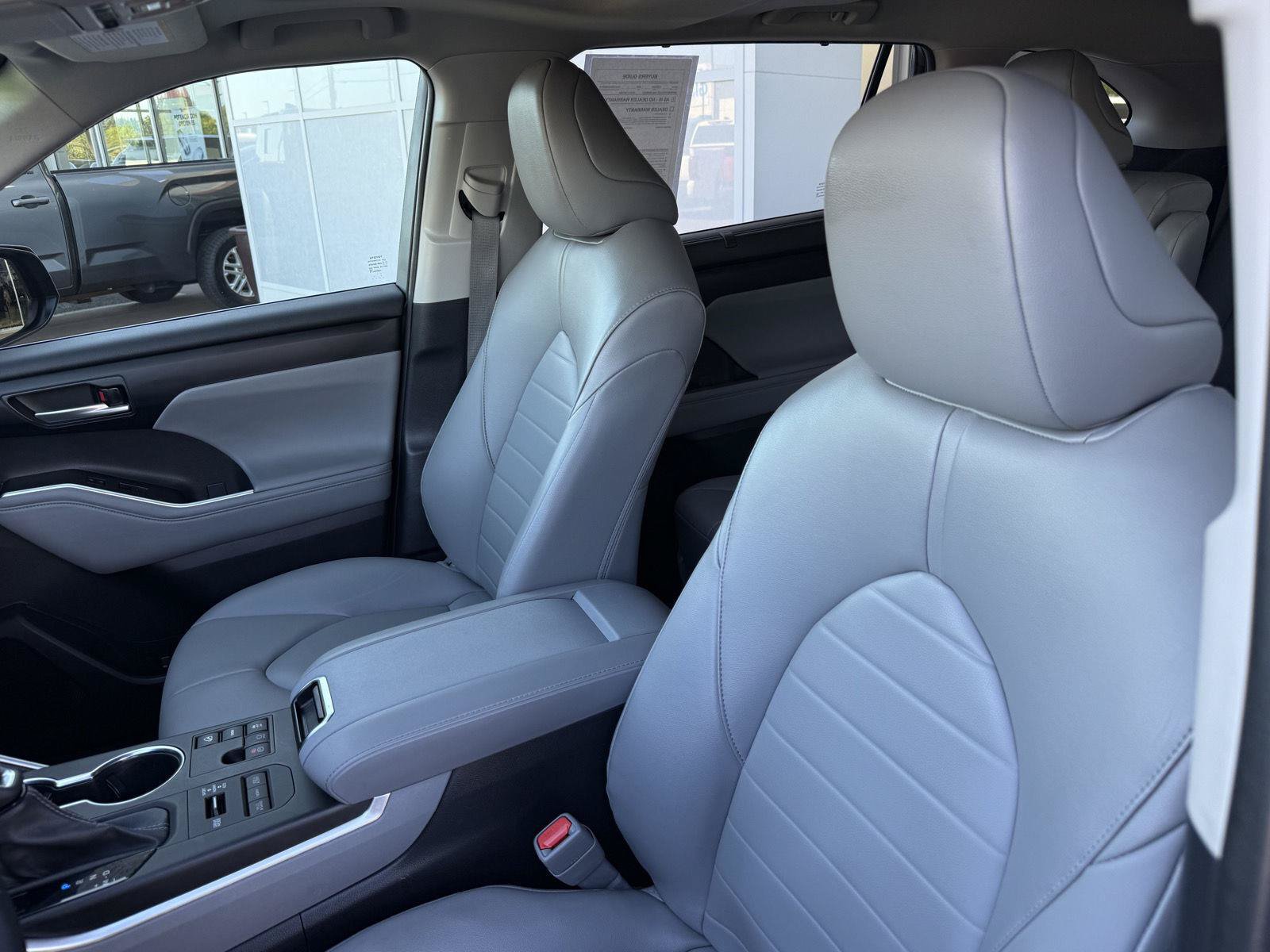 Used 2023 Toyota Highlander XLE AWD/4WD image 13