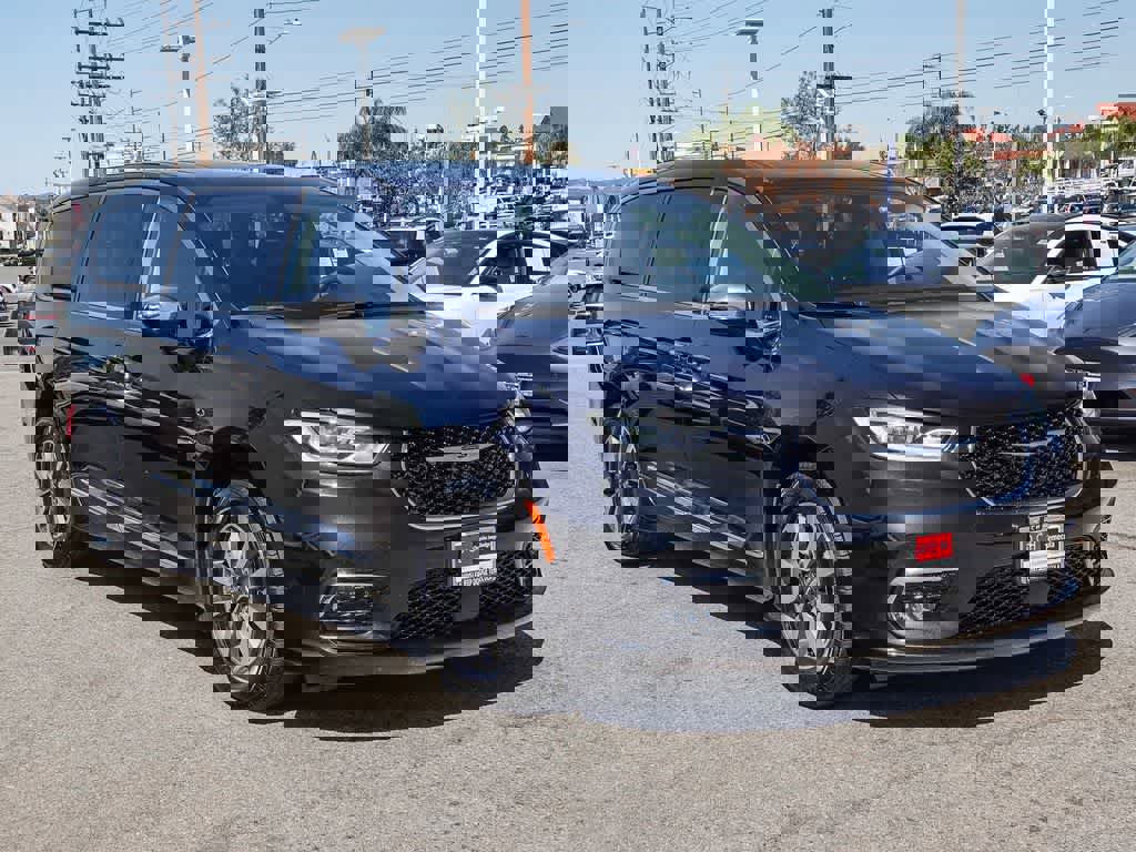 Certified 2023 Chrysler Pacifica Limited image 3