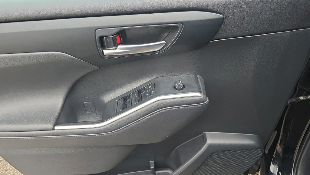 Used 2021 Toyota Highlander XLE AWD/4WD image 25
