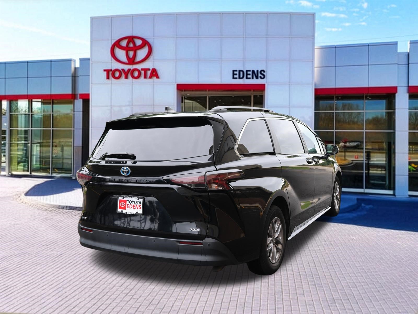 Certified 2025 Toyota Sienna XLE FWD image 3
