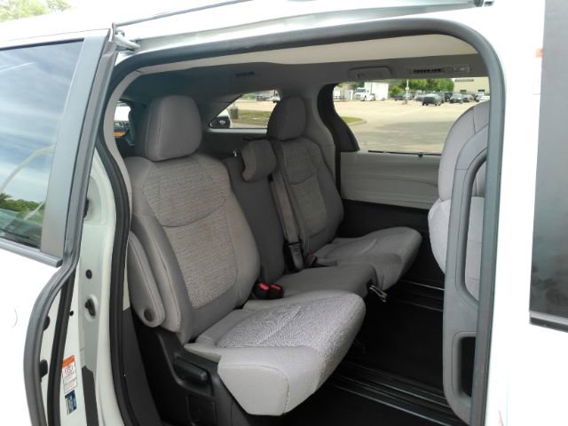 Used 2023 Toyota Sienna LE FWD image 24