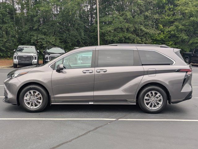 Used 2024 Toyota Sienna XLE FWD image 4