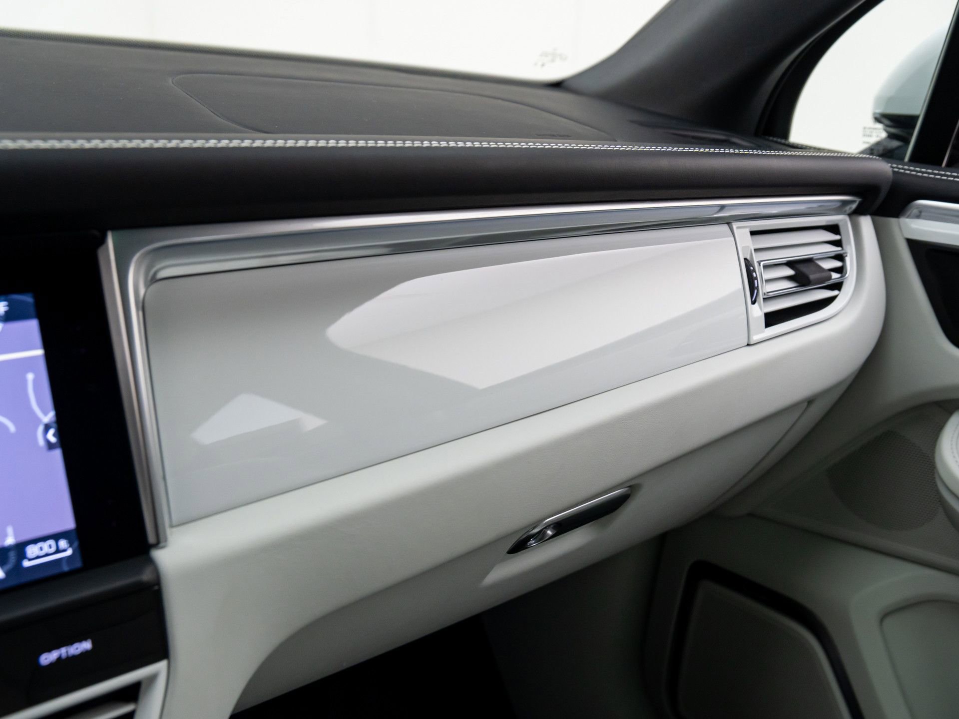 Certified 2024 Porsche Macan GTS image 27