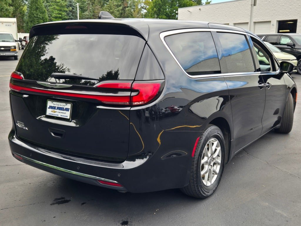 Used 2024 Chrysler Pacifica Touring-L FWD image 11
