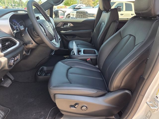 New 2026 Chrysler Pacifica Select FWD image 3