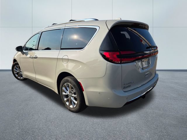 Used 2021 Chrysler Pacifica Touring-L w/ Uconnect Theater Family Group AWD/4WD image 5