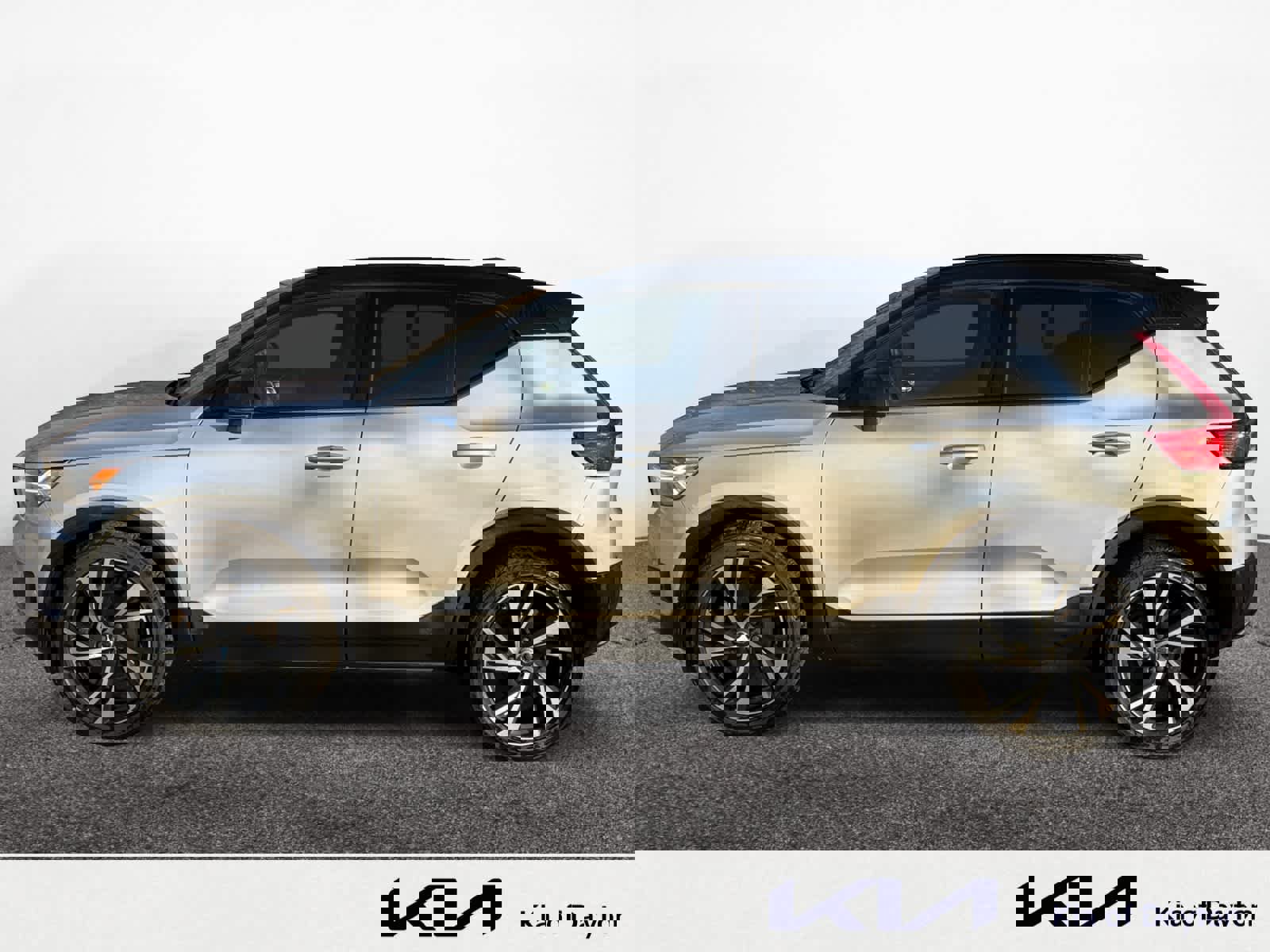 Used 2019 Volvo XC40 T5 R-Design image 2