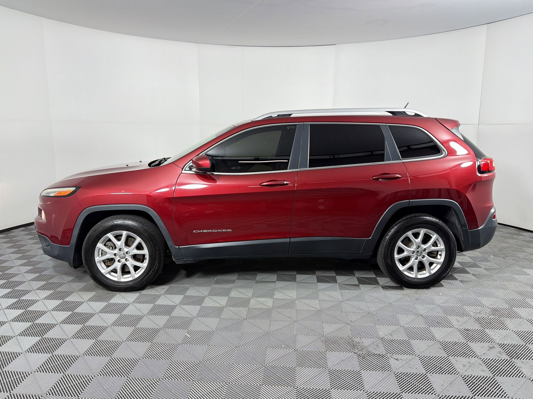Used 2016 Jeep Cherokee Latitude w/ Comfort/Convenience Group AWD/4WD image 2