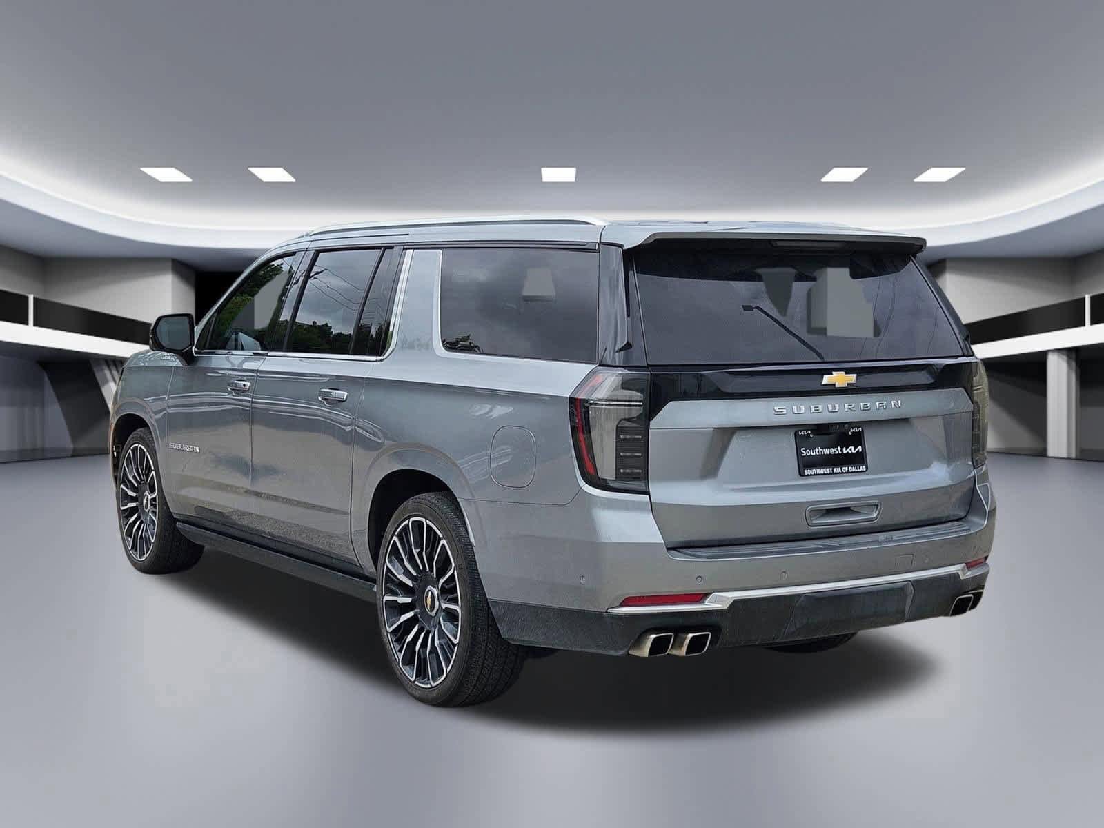 Used 2025 Chevrolet Suburban High Country AWD/4WD image 3