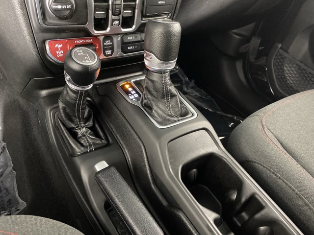 Used 2025 Jeep Wrangler Unlimited Rubicon w/ Convenience Group AWD/4WD image 28