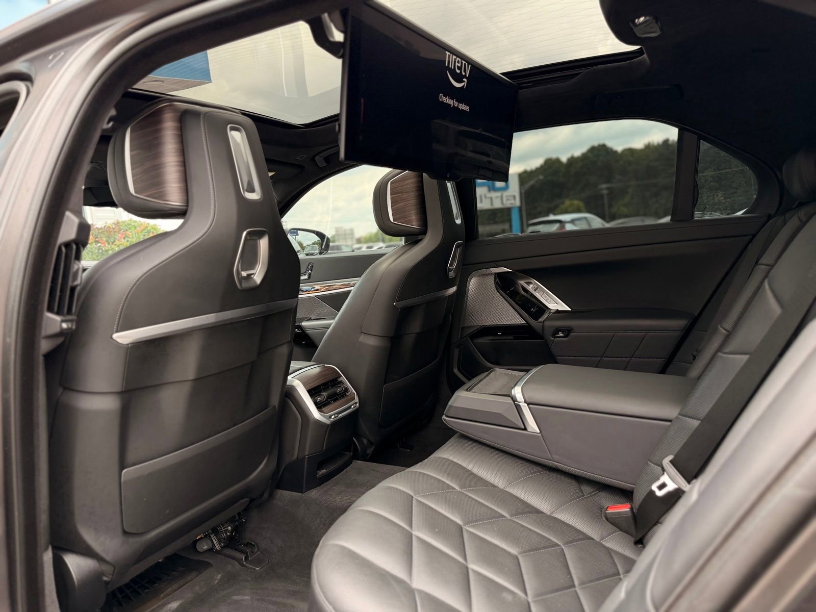 Used 2023 BMW 760i xDrive AWD/4WD image 28