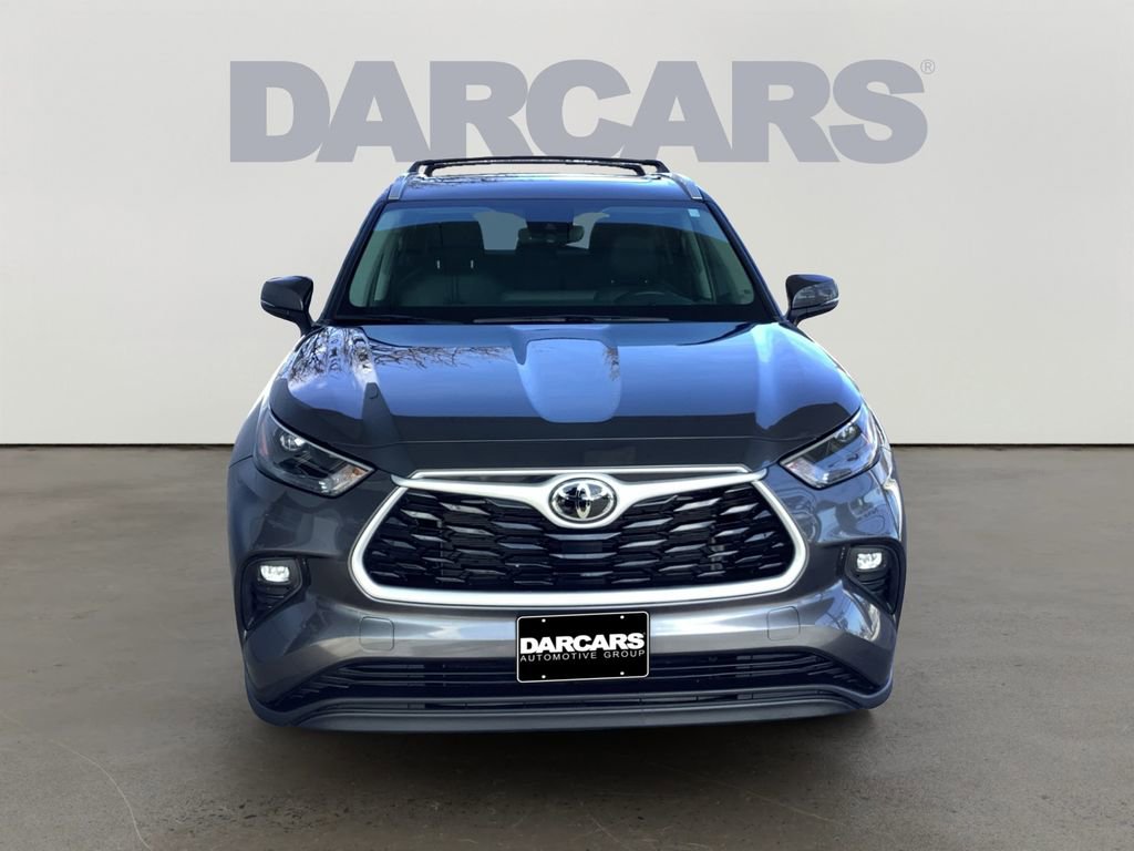 Used 2024 Toyota Highlander XLE image 2