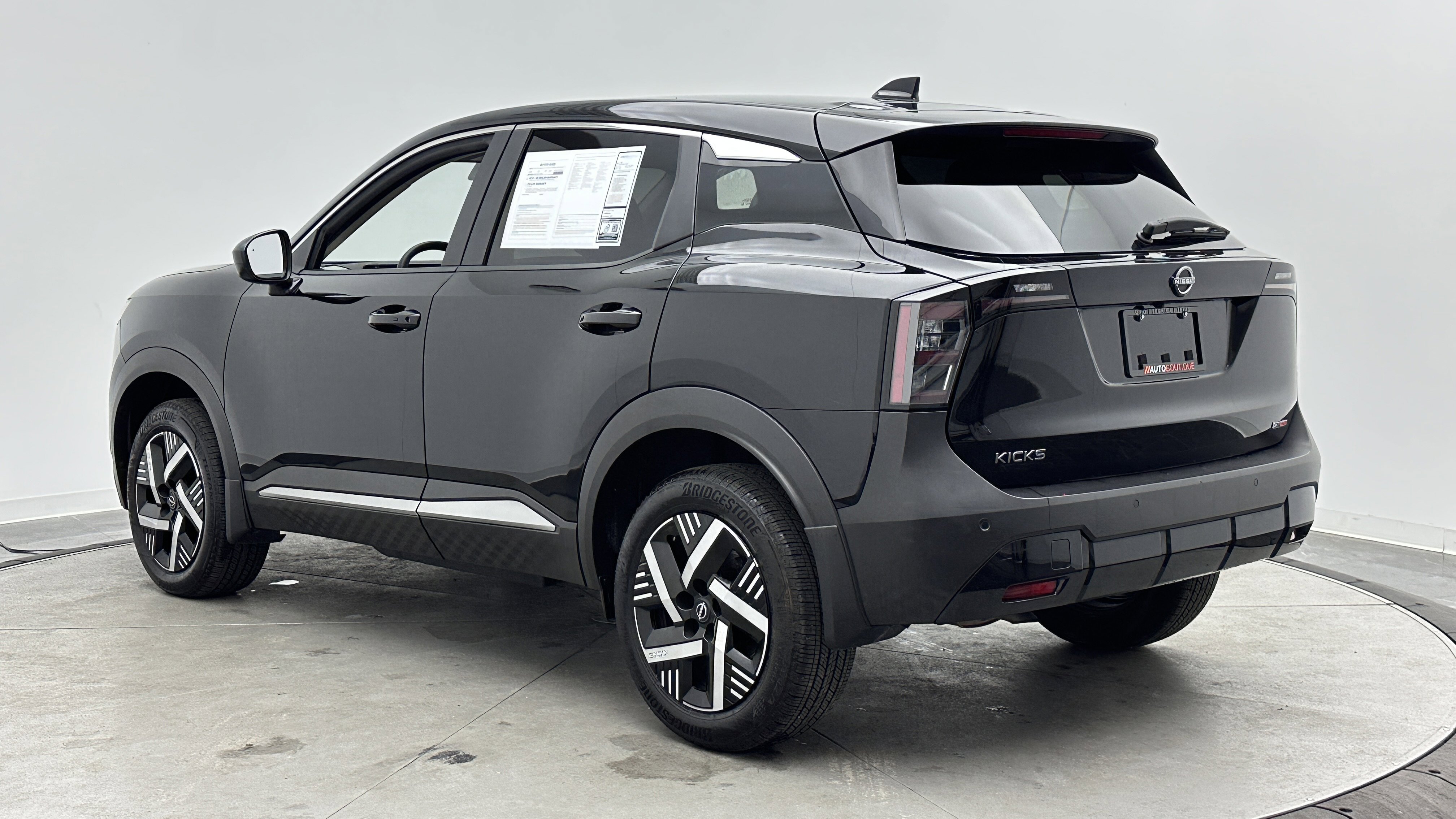 Used 2025 Nissan Kicks SV w/ Charging Package FWD image 5