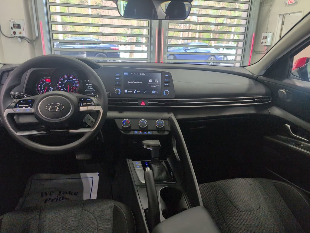 Used 2023 Hyundai Elantra SE w/ Cargo Package image 13