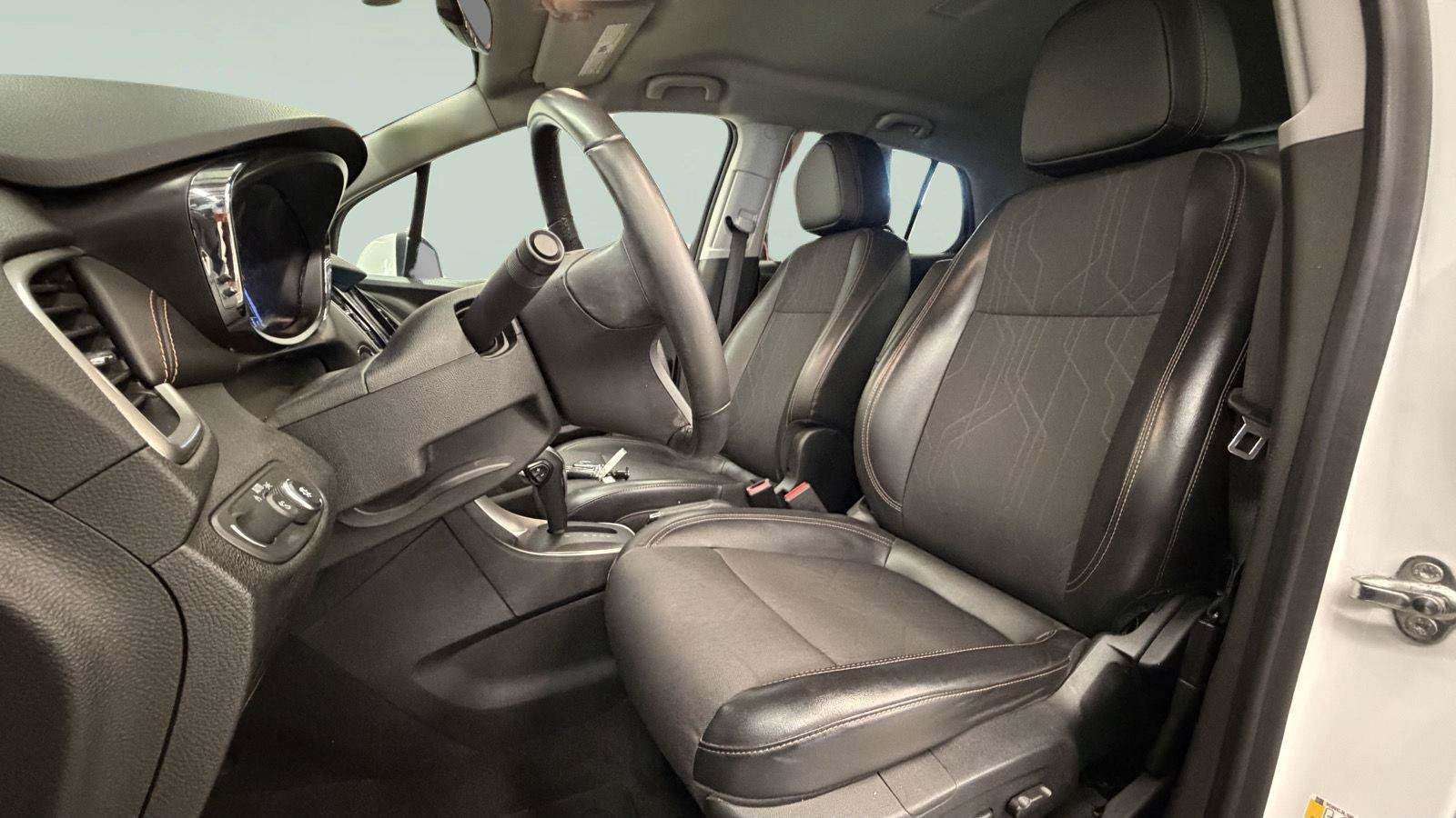 Used 2019 Chevrolet Trax LT w/ LT Convenience Package FWD image 22