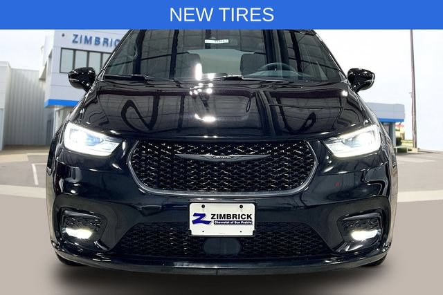 Used 2025 Chrysler Pacifica Limited FWD image 2