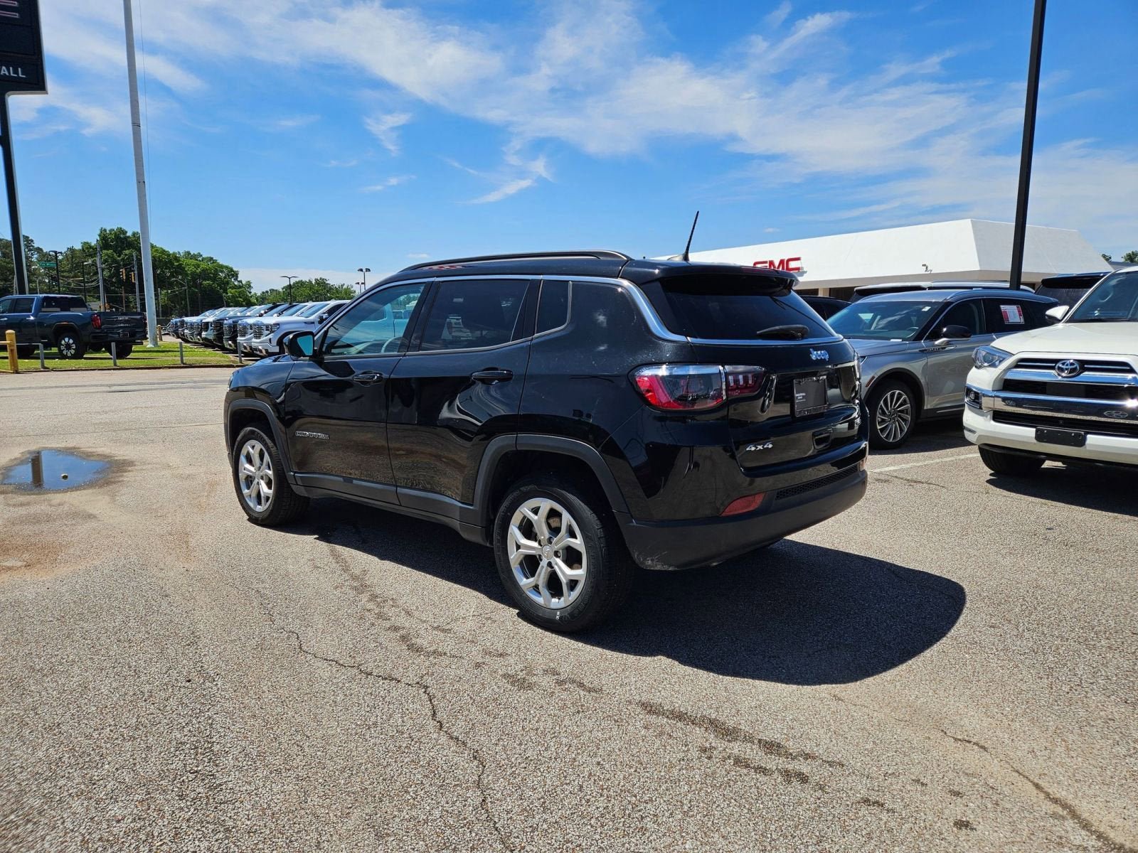 Used 2024 Jeep Compass Latitude AWD/4WD image 3