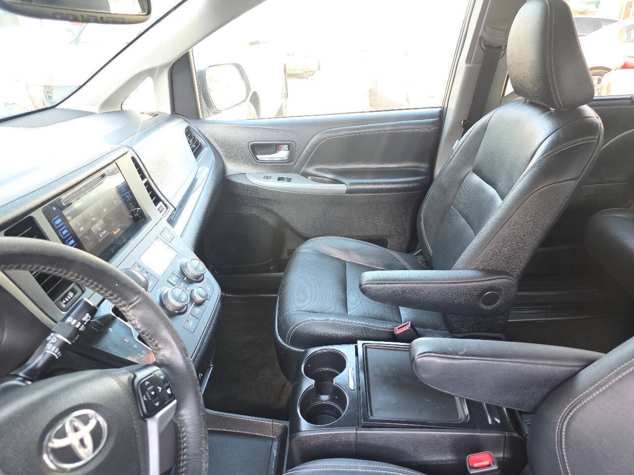 Used 2015 Toyota Sienna SE FWD image 8
