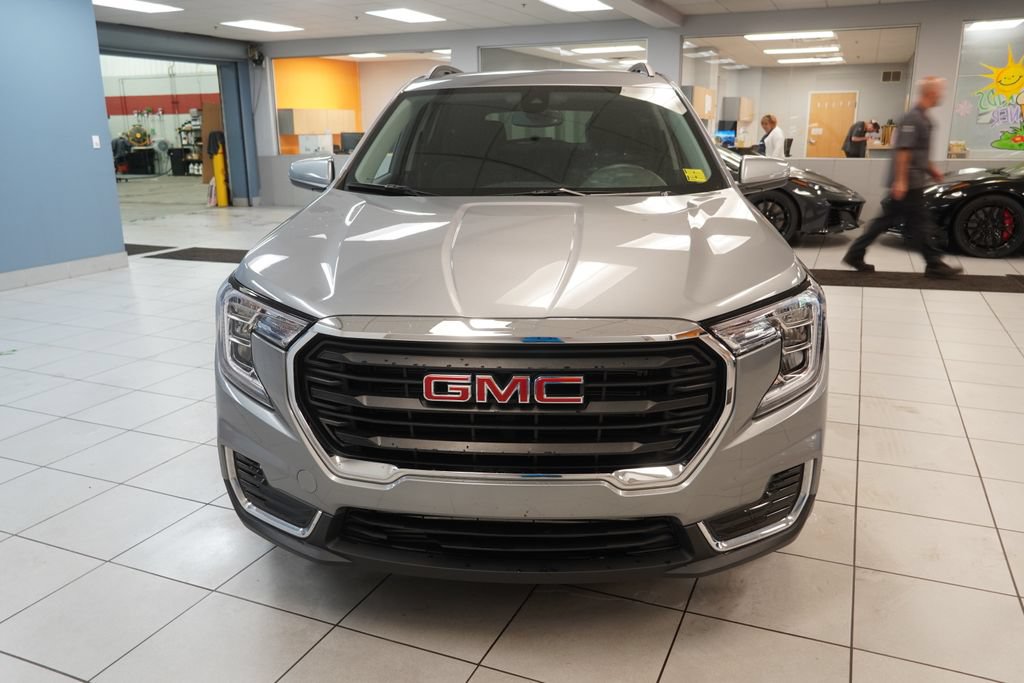 Used 2024 GMC Terrain SLE w/ Driver Convenience Package FWD image 16