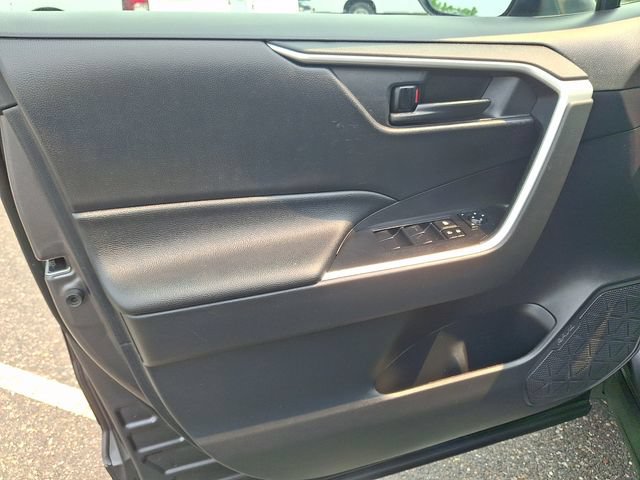 Used 2021 Toyota RAV4 LE AWD/4WD image 12