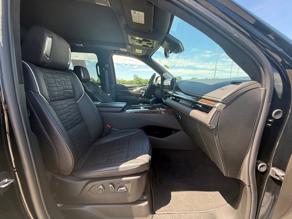Certified 2024 Cadillac Escalade ESV Premium Luxury Platinum AWD/4WD image 33