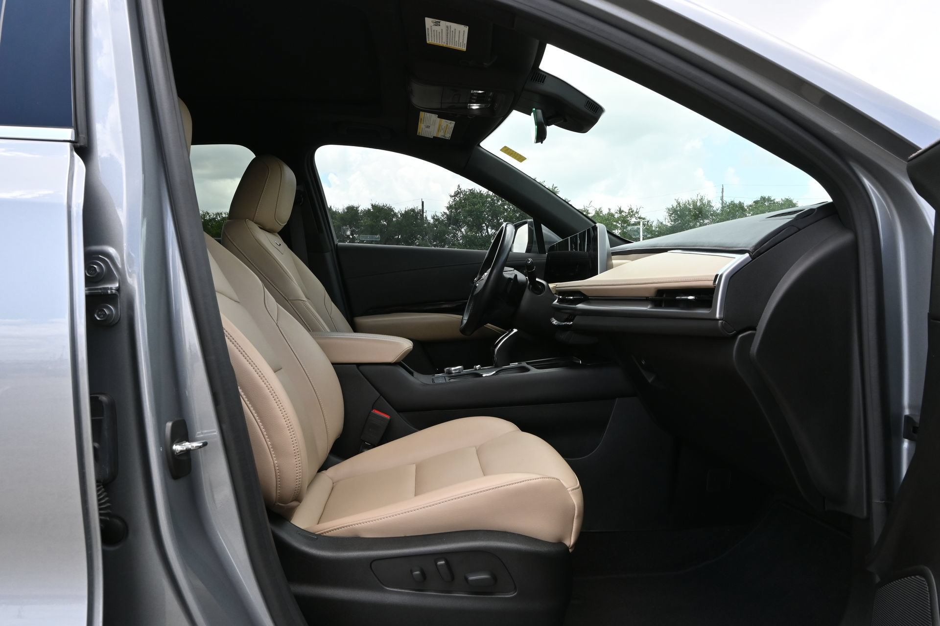 Used 2024 Cadillac XT4 Luxury w/ Cold Weather Package FWD image 27