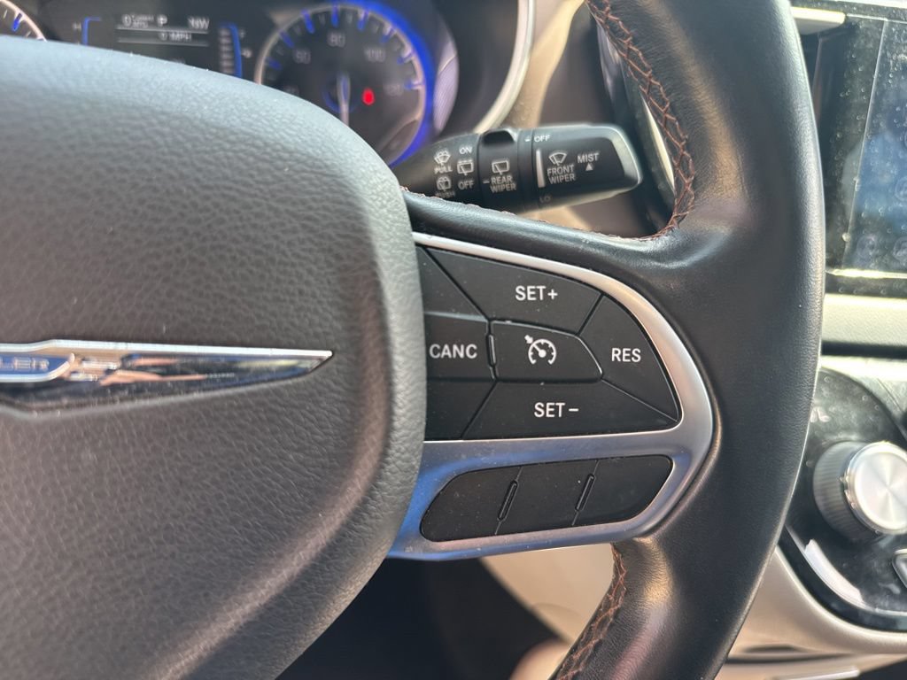 Used 2017 Chrysler Pacifica Touring-L FWD image 35