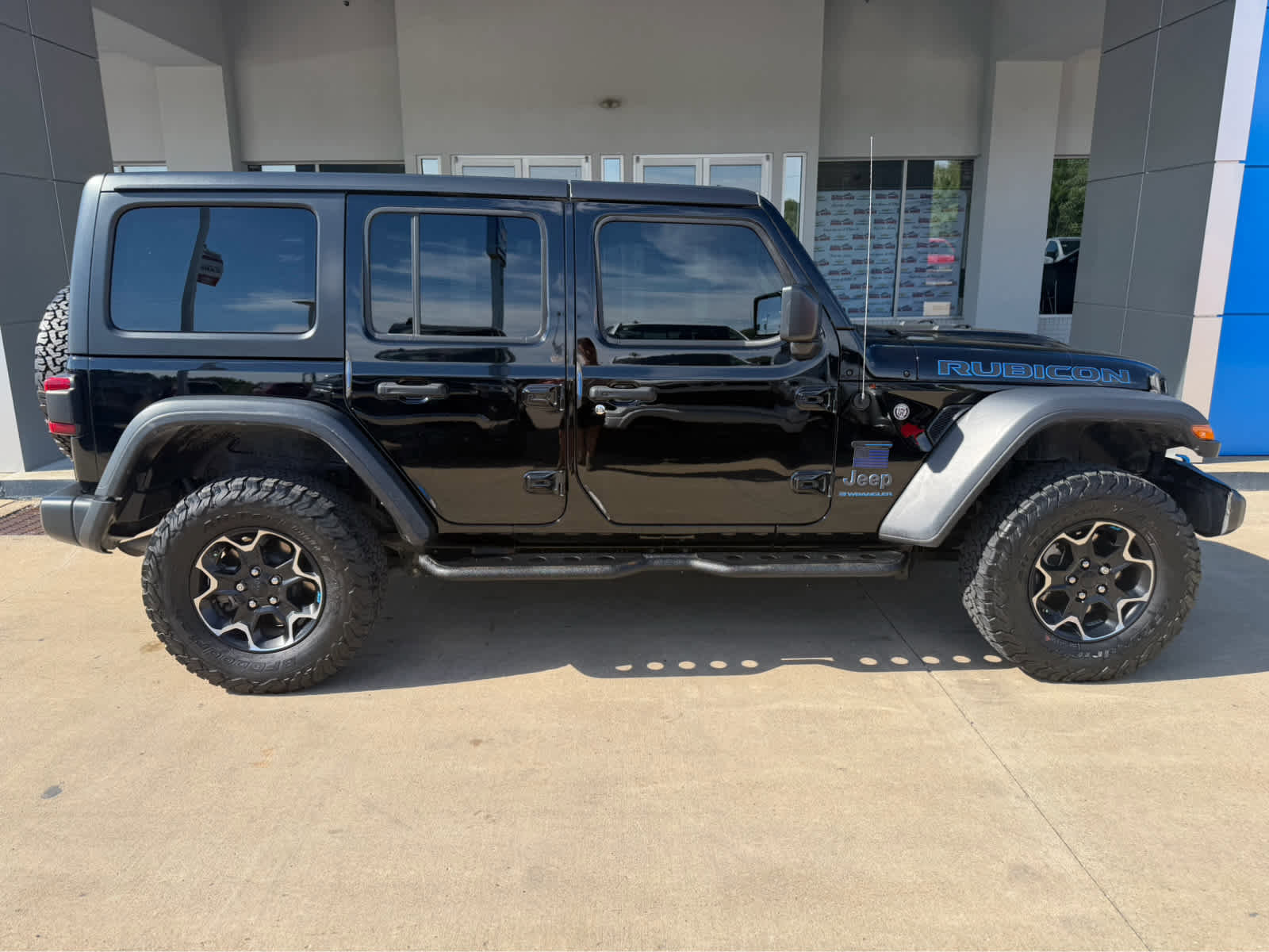 Used 2023 Jeep Wrangler Unlimited Rubicon 4xe w/ Cold Weather Group AWD/4WD image 7