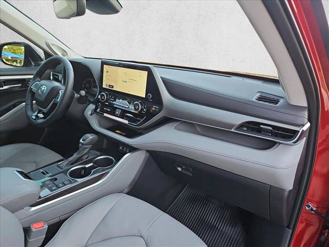 Used 2025 Toyota Highlander Limited FWD image 23