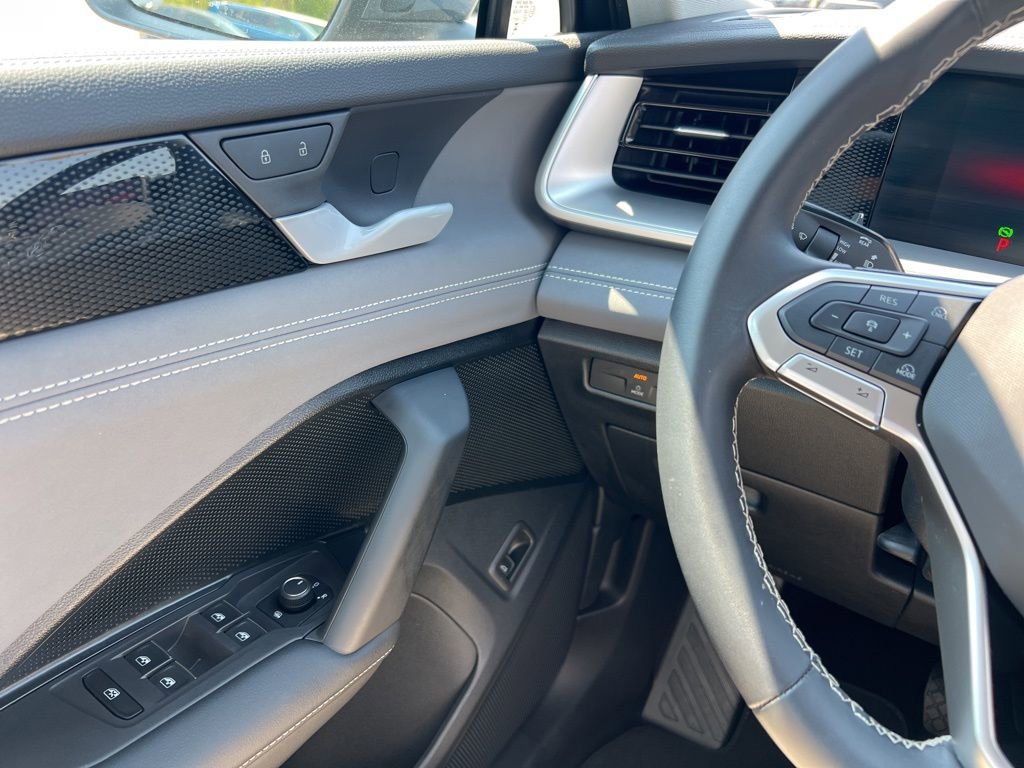Used 2025 Volkswagen Tiguan SE FWD image 19