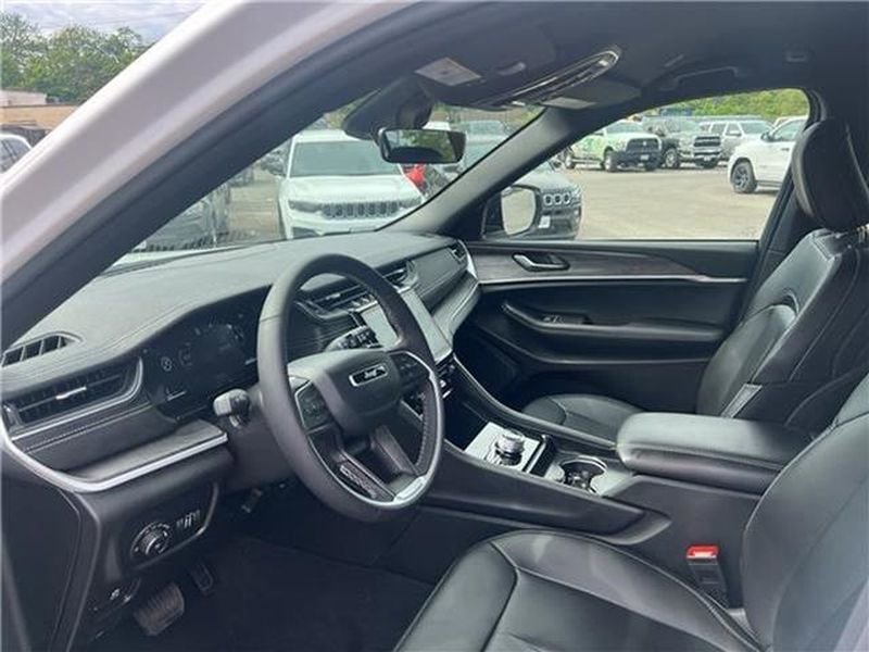 Used 2025 Jeep Grand Cherokee Limited AWD/4WD image 39