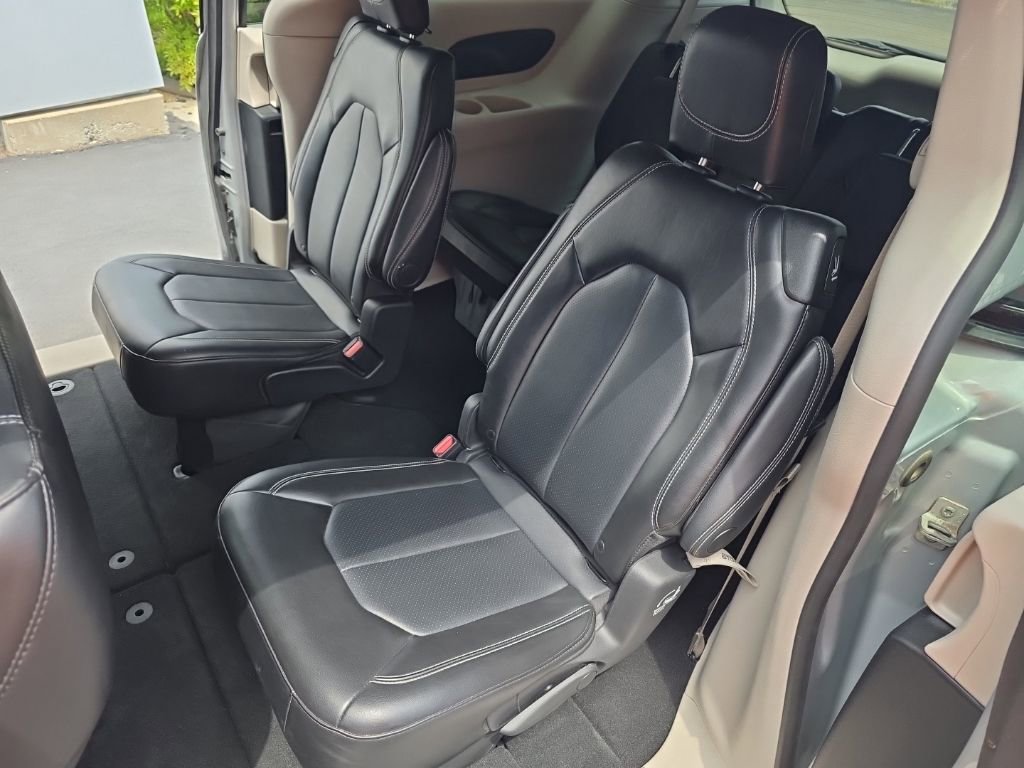 Used 2024 Chrysler Pacifica Touring-L FWD image 30