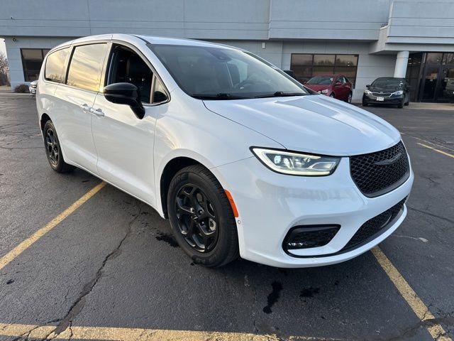 Certified 2024 Chrysler Pacifica Select image 2