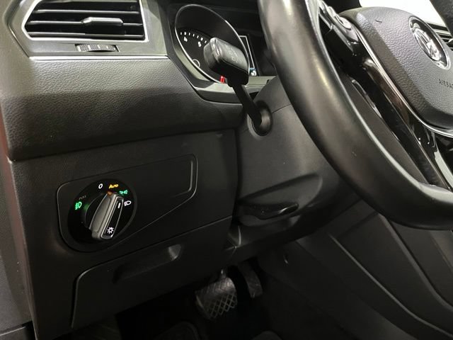 Used 2018 Volkswagen Tiguan SEL AWD/4WD image 16